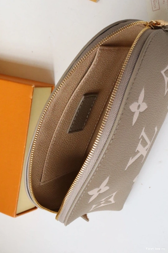 First bag ru Vuitton COSMETIC Louis POUCH 0725